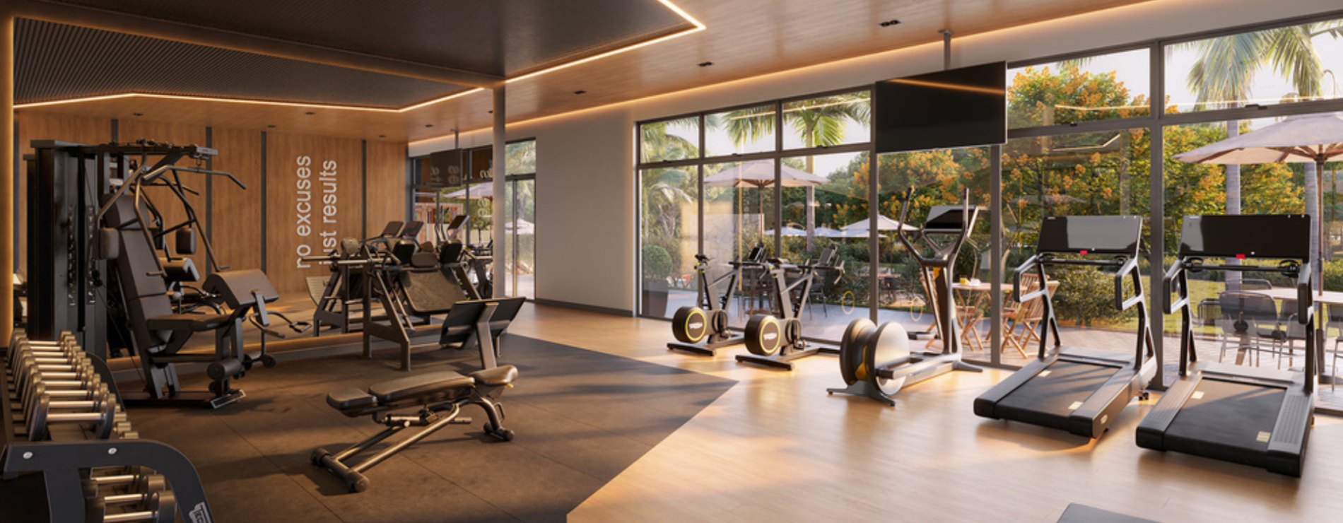Academia com equipamentos de musculação e cardio, com vista para o jardim