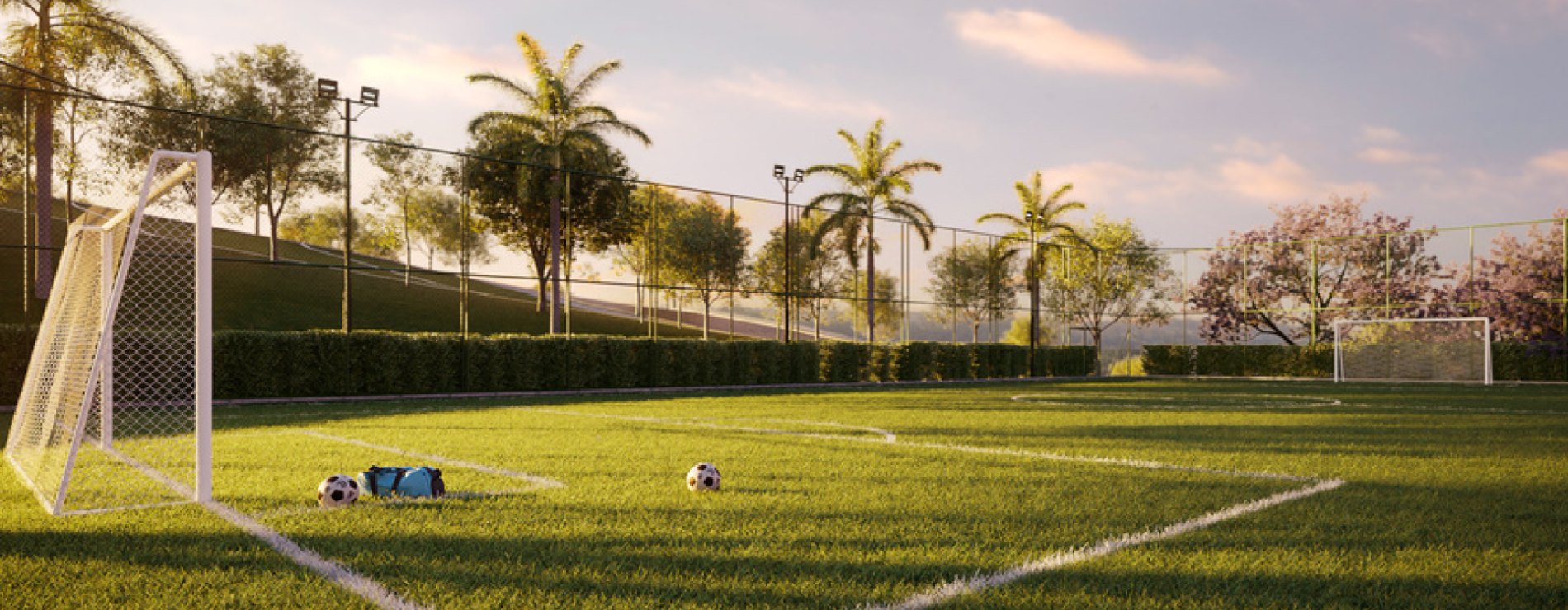 Campo de futebol society com grama sintética e iluminação