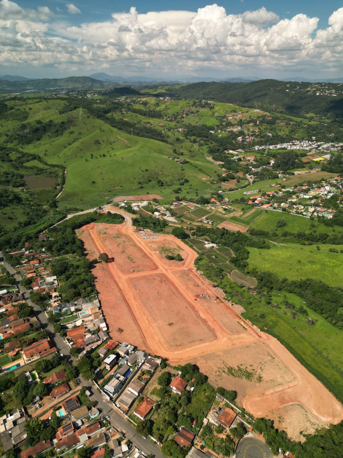 Foto aérea real do terreno do Residencial Évora com a terraplenagem executada